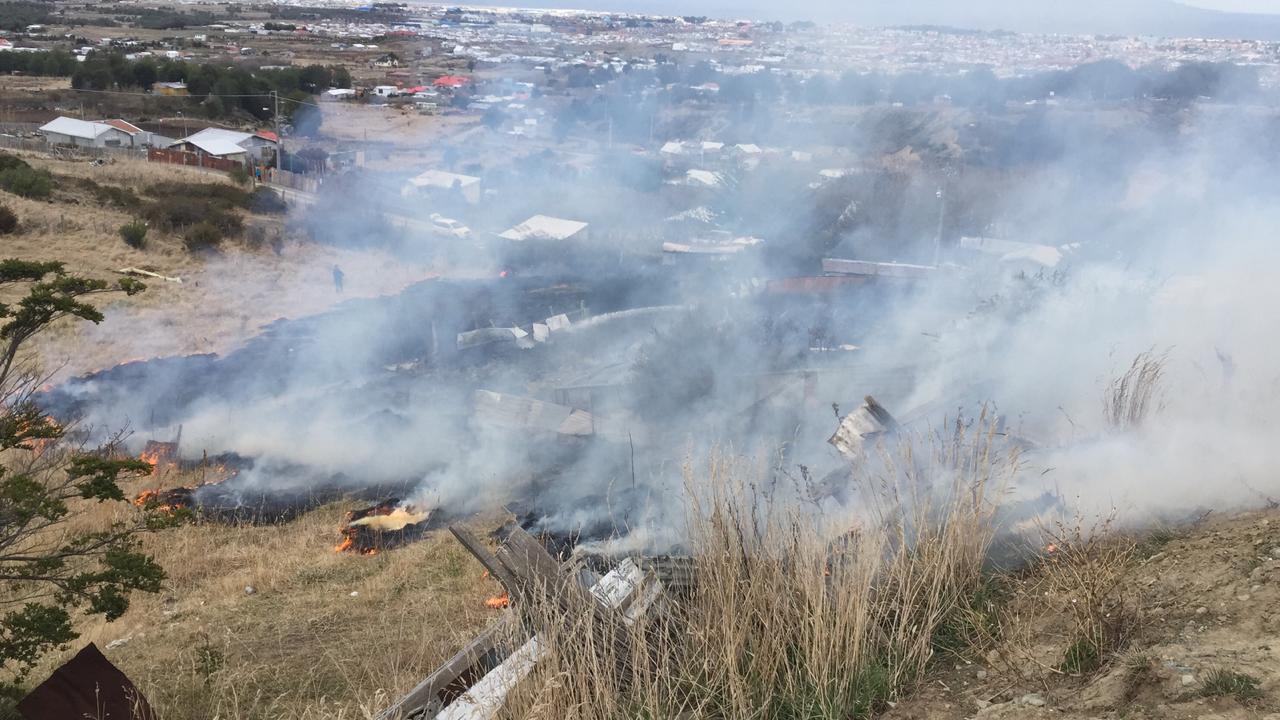 Incendio de pastizales afecta a parcelas en el sector Pampa Redonda de Punta Arenas