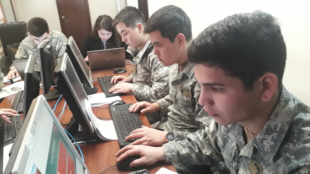 Jóvenes rinden exámenes para ingresar al curso de Cabo 2º de Secretaría de Carabineros