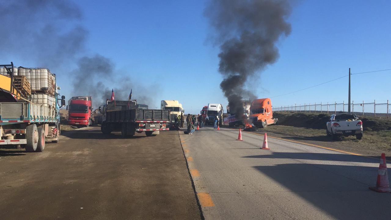 Gremio de camioneros se toma diversas rutas de la región de Magallanes por incumplimiento de compromisos adquiridos por el Gobierno