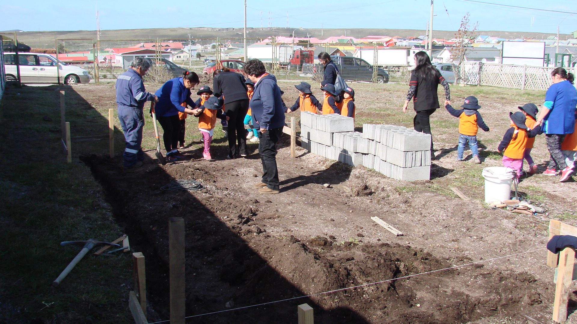 Bakkavor Chile inició la construcción de invernadero donado a jardín infantil de Porvenir