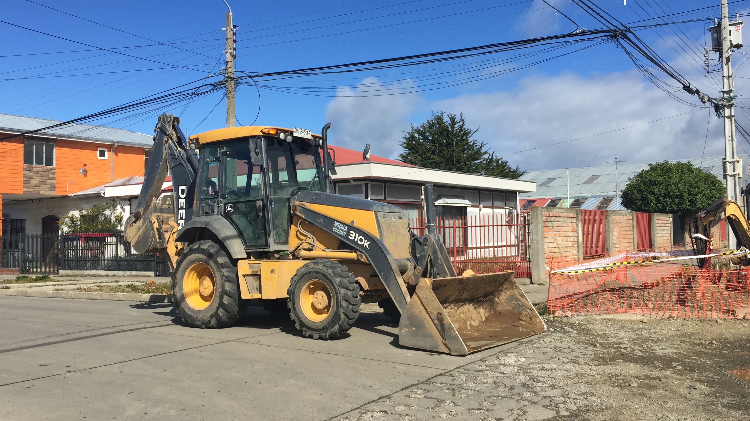 Conductor en estado de ebriedad fue detenido tras huir de Carabineros en una retroexcavadora