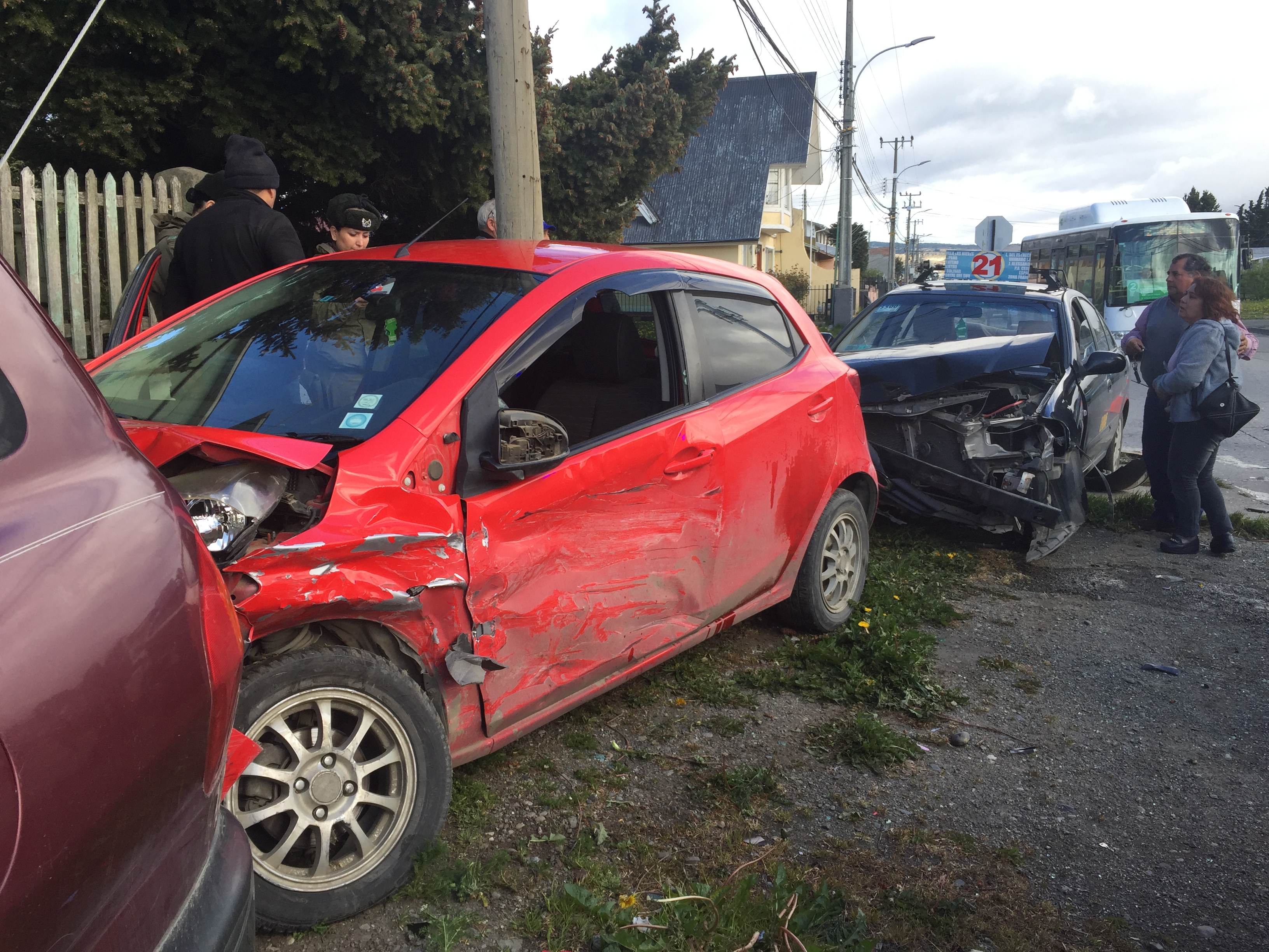 Tres lesionados en colisión en conflictiva esquina en el sector norte de Punta Arenas