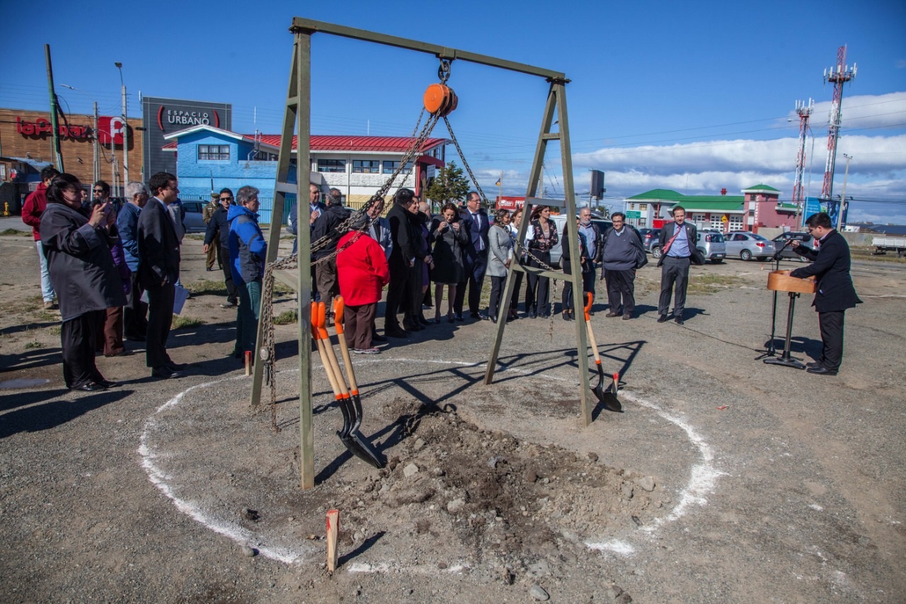 Gobierno Regional y MINVU colocan primera piedra futuro conjunto de Viviendas Tuteladas para Adultos Mayores en Punta Arenas