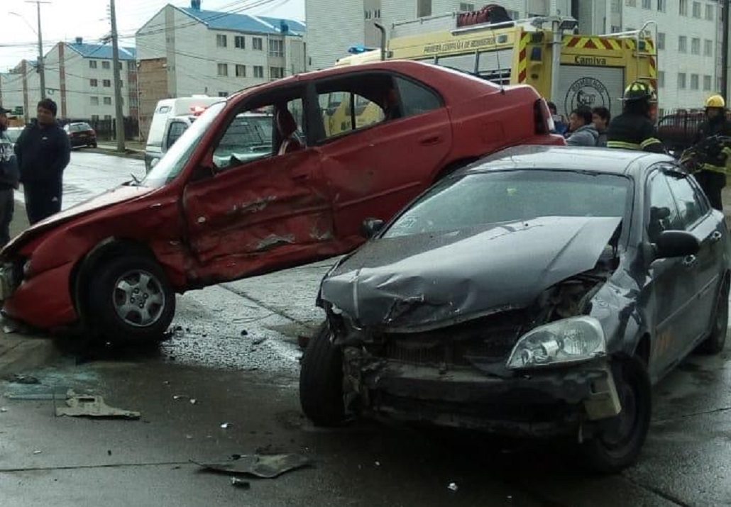 Un conductor es detenido por protagonizar dos colisiones en el sector sur de Punta Arenas: dejó a cinco personas lesionadas