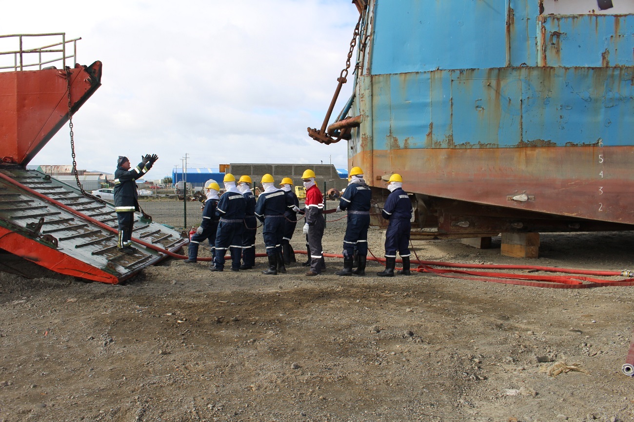 Trabajadores marítimos de Magallanes se capacitan en combate de incendios y supervivencia