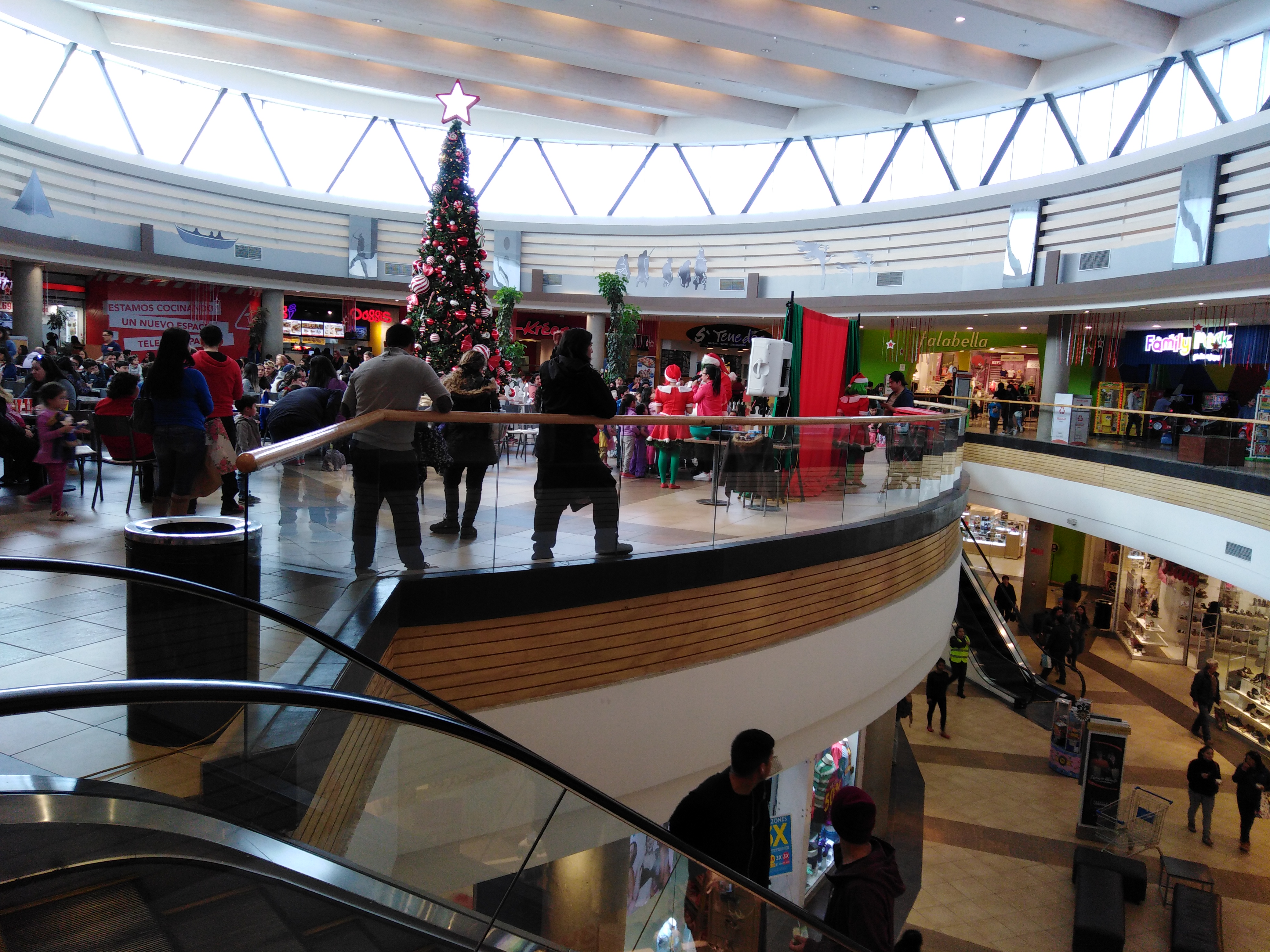 Se inició la temporada navideña en los centros comerciales de Punta Arenas
