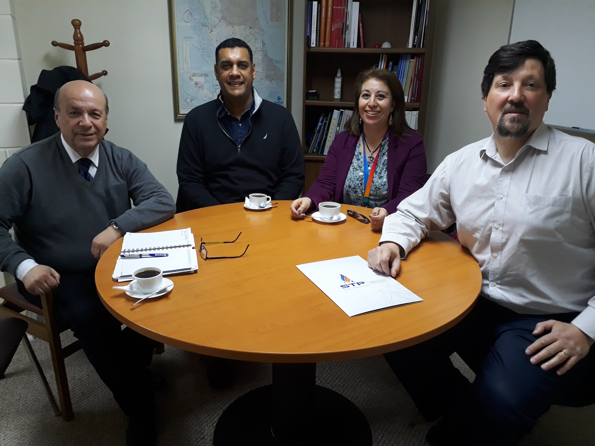 Profesionales de Enap llevaron sus propuestas al seremi de Minería en Magallanes