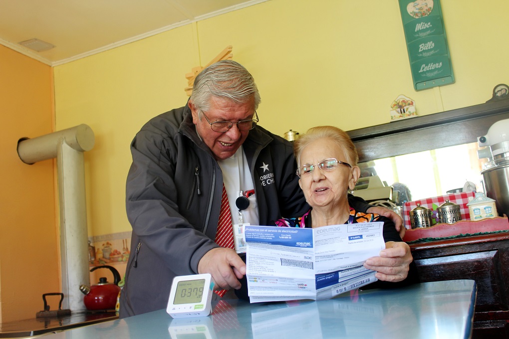 Seremi de Energía visita familia que monitorea en tiempo real su consumo eléctrico