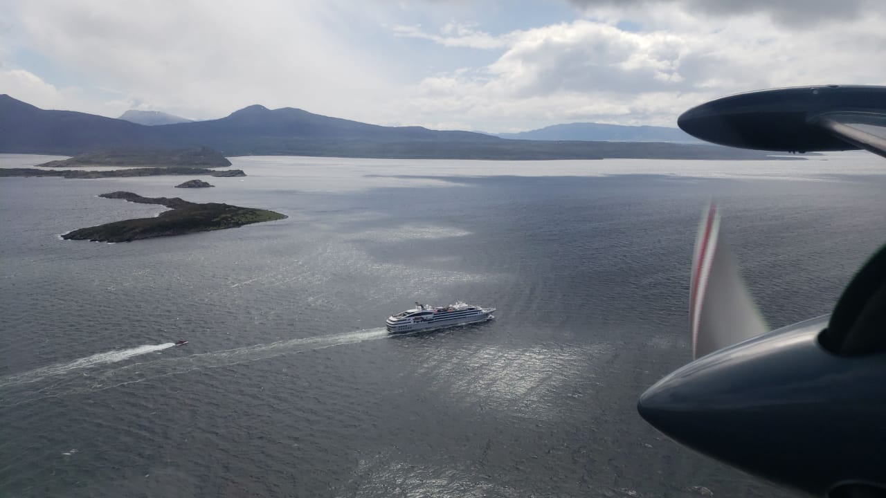 Unidades navales prestan apoyo a crucero francés que tocó fondo en Paso Kirke