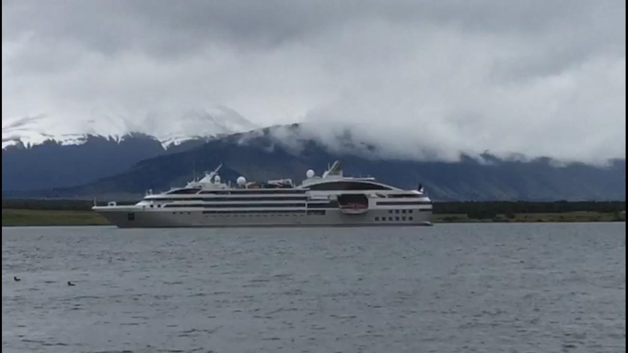 Crucero turístico francés «Le Soleal» accidentado en el Kirke fue inspeccionado y permanecerá en Puerto Natales