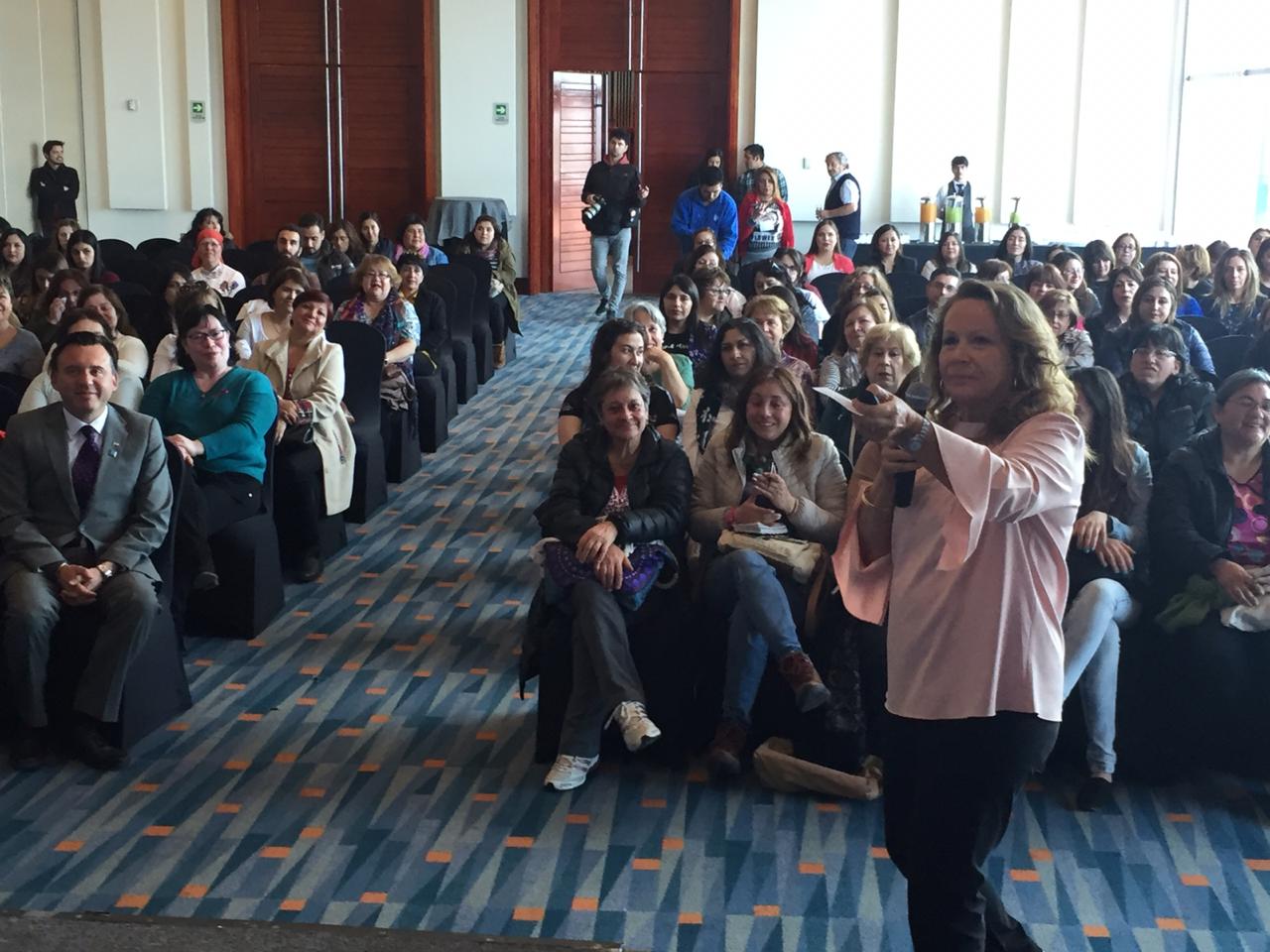 Eli de Caso dicta charla motivacional a mujeres contra la violencia de género en Punta Arenas