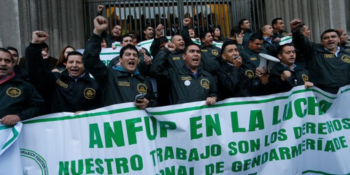 Gremio de funcionarios de Gendarmería presionan por respuestas al Gobierno y amenazan con paro el lunes 5 de noviembre