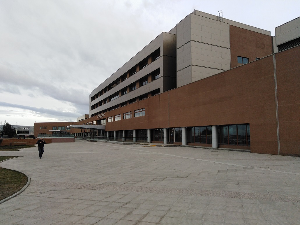 Coenctado a ventilador mecánico y pronóstico de salud complejo permanece joven conductor que protagonizó accidente camino a Puerto Batales el viernes pasado