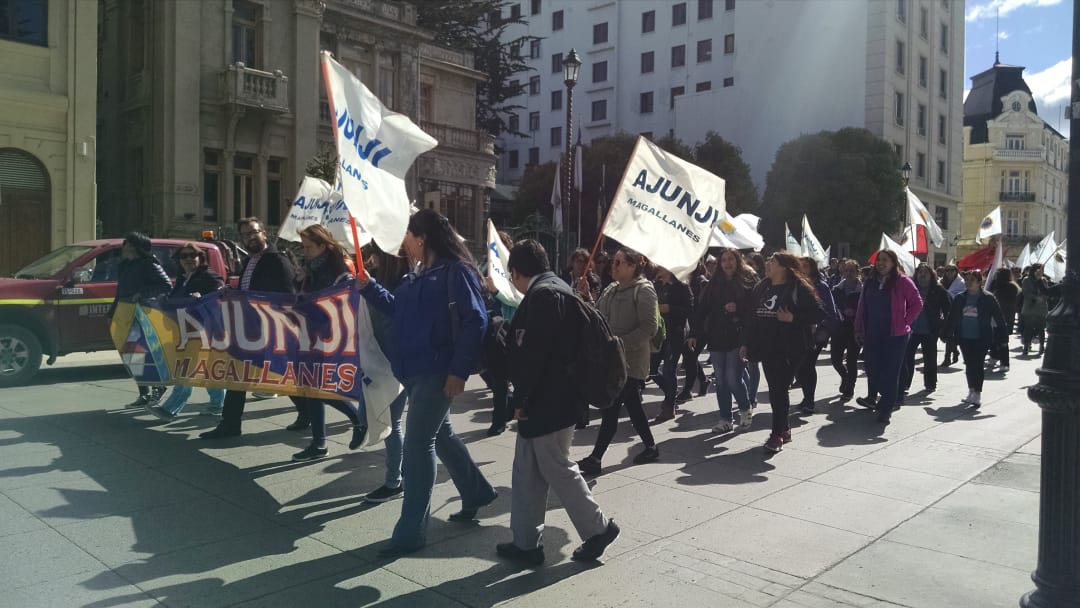 Medio millar de funcionarios públicos marcharon hoy por el centro de Punta Arenas