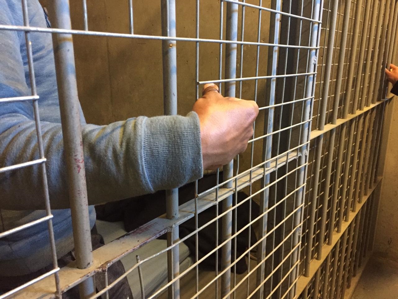 Preso en calabozo: denuncian que un condenado que no puede entrar a la cárcel pasó hambre en calabozo del Tribunal