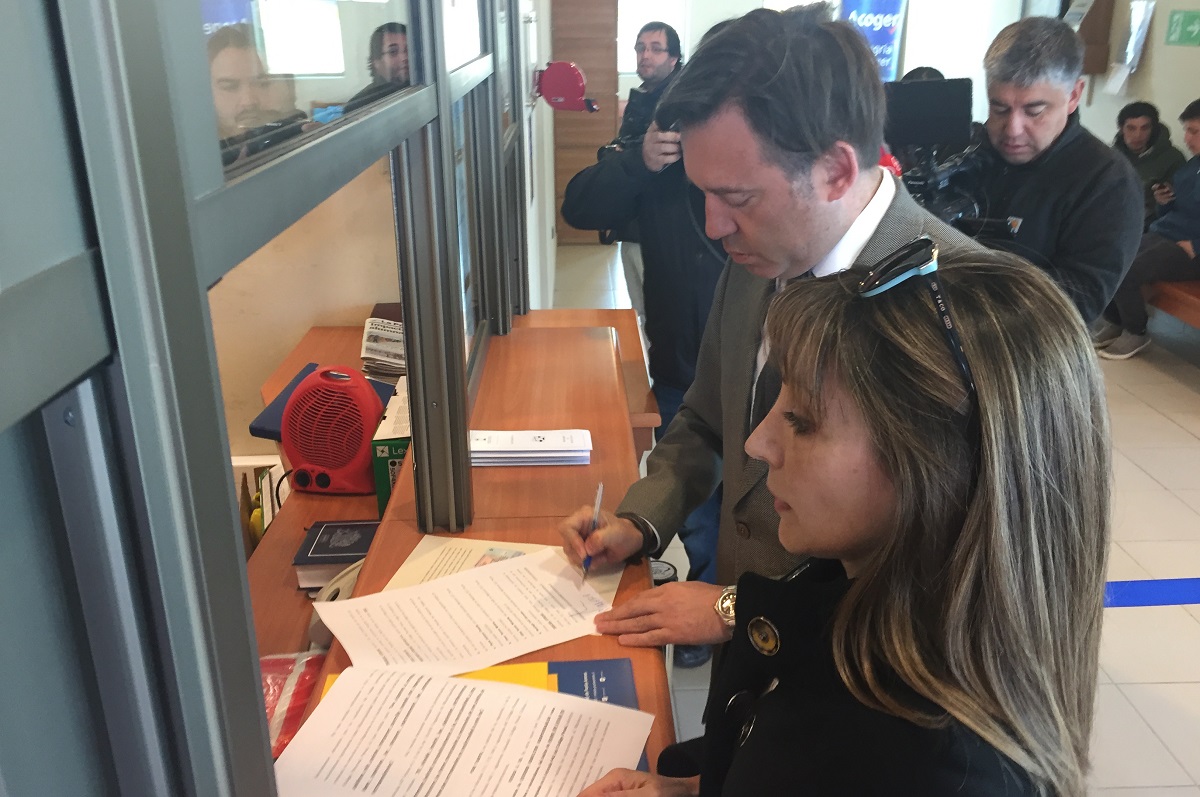 Alcalde de Punta Arenas presentó una querella contra quienes resulten responsables del robo de especies a establecimientos educacional y consultorio