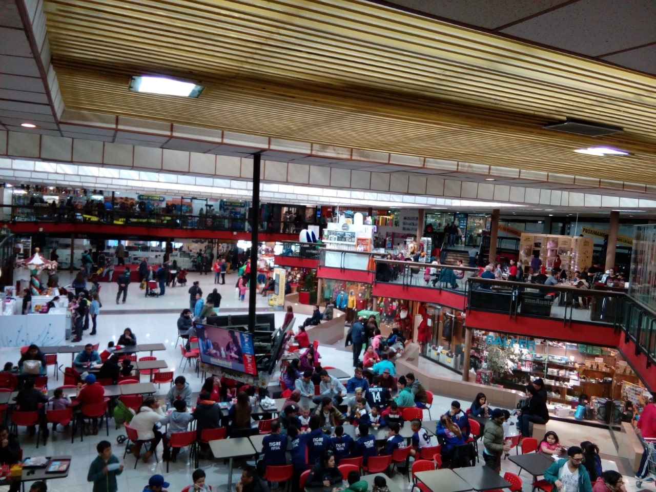 Vuelven gradualmente los consumidores argentinos al comercio de Punta Arenas