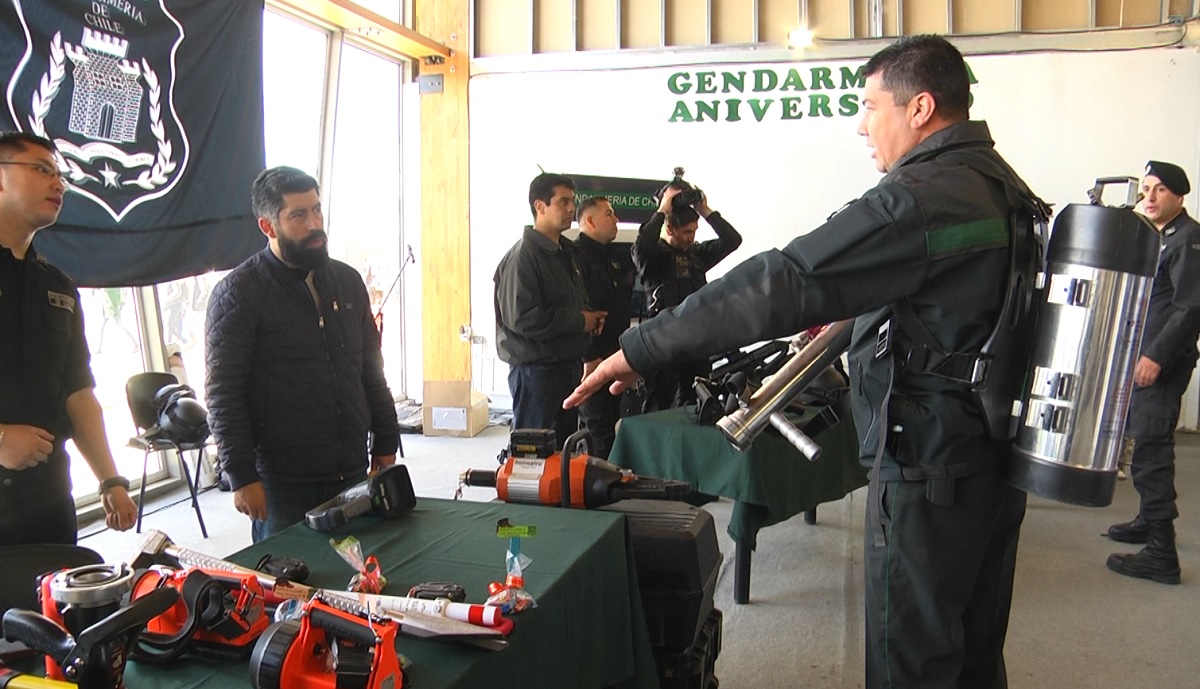 Gendarmería celebró 88 años al servicio de la comunidad con muestra táctica en el Hall Central de Zona Franca de Punta Arenas
