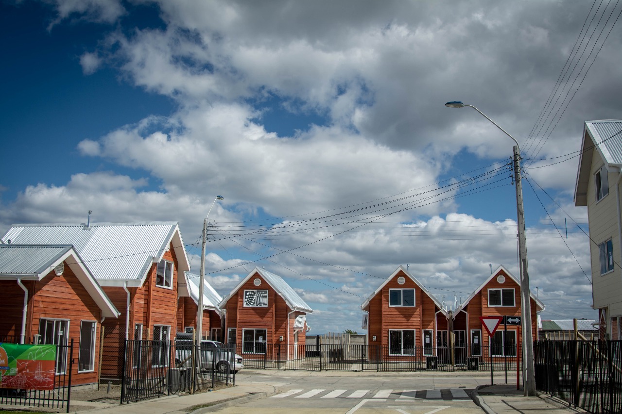 Intendenta María Teresa Castañón junto a seremi de Vivienda entregaron las llaves de sus casas a 50 familias del nuevo conjunto habitacional de Barranco Amarillo