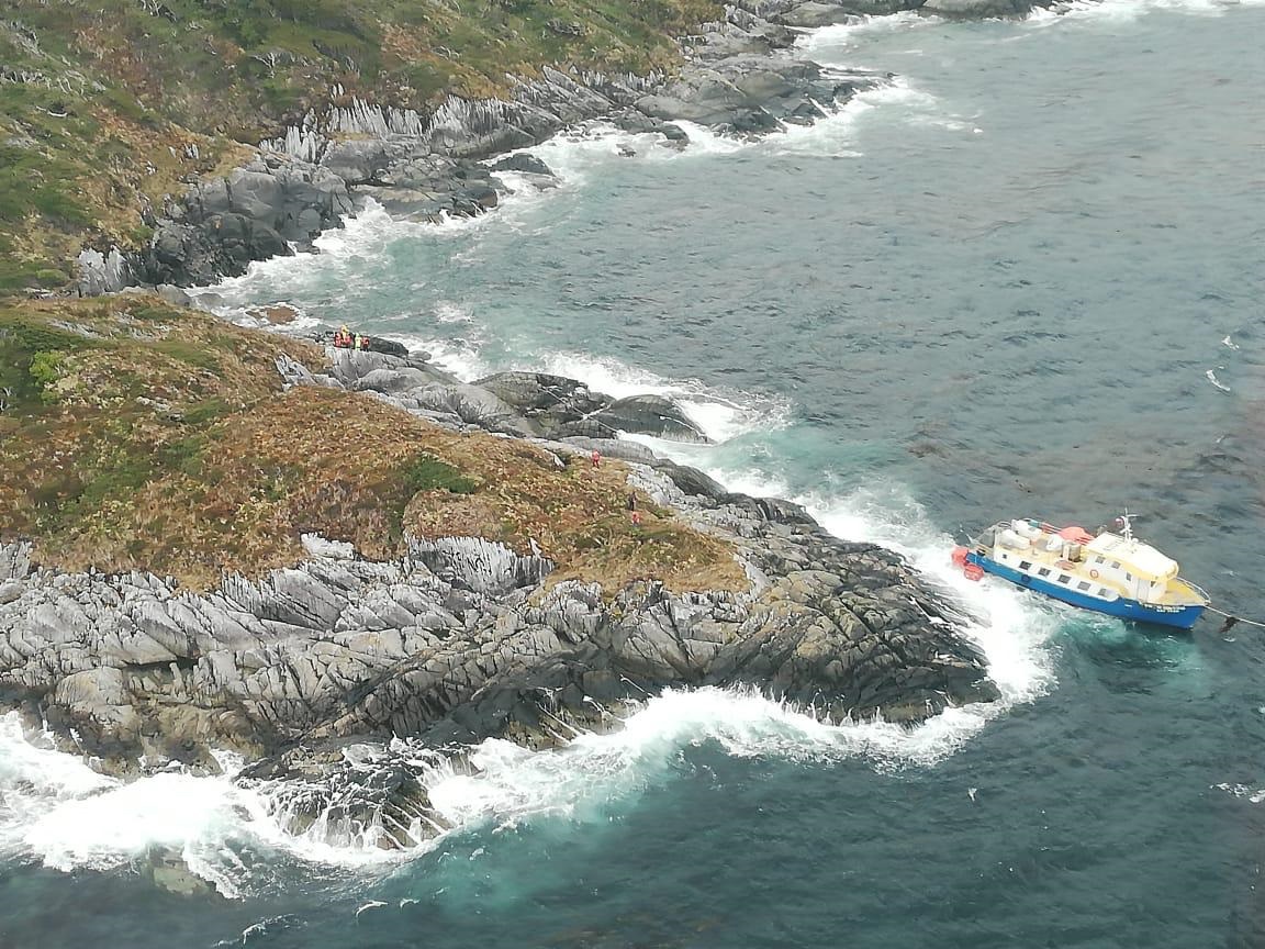 13 pasajeros rescatados por la III Zona Naval desde lancha siniestrada en el estrecho de Magallanes