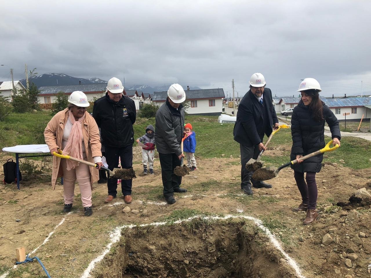 Autoridades colocaron primera piedra de futura sala cuna y jardín infantil en Puerto Wiliams