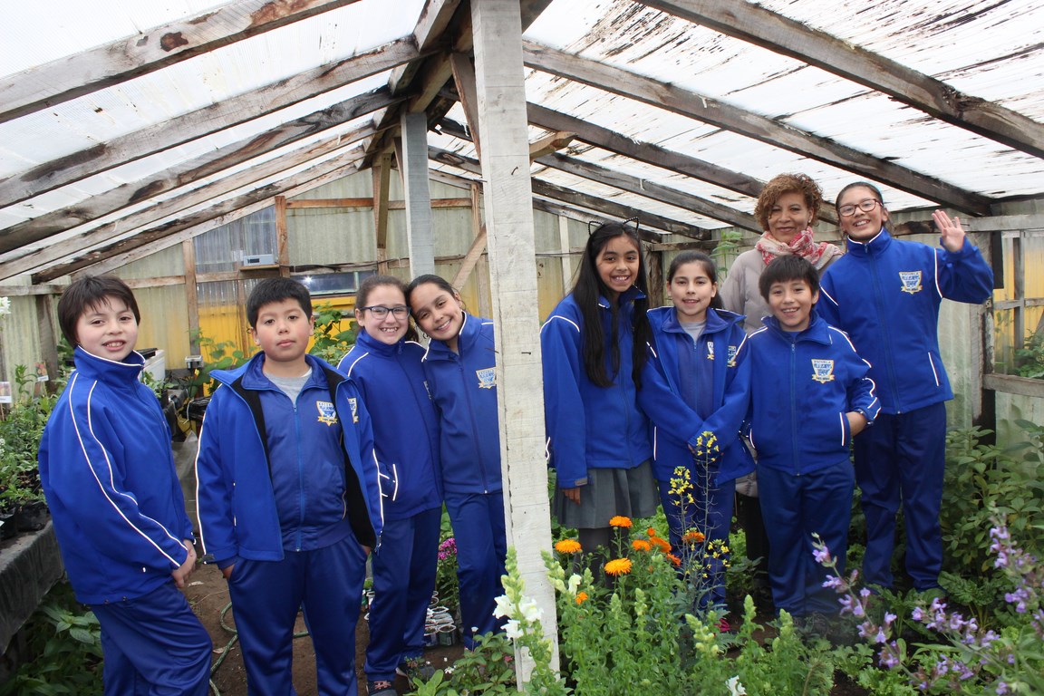 Niños y niñas de la Escuela Villa Las Nieves mejoran autoestima y su relación con el entorno a través de un invernadero