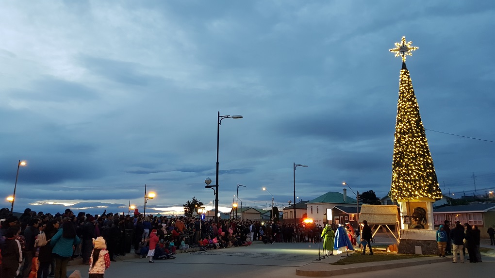 EDELMAG encendió los árboles de Navidad de Puerto Natales y Porvenir