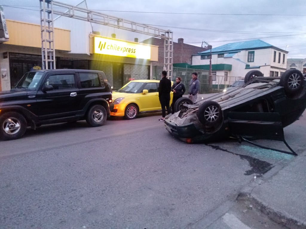 Colisión y volcamiento se produjo esta madrugada en Mejicana entre Chiloé y Bories, en pleno centro de Punta Arenas