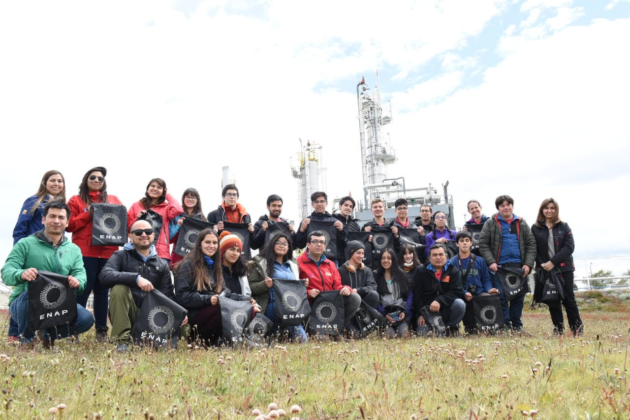 En refinería de ENAP en San Gregorio, estudiantes conocieron el diesel antártico