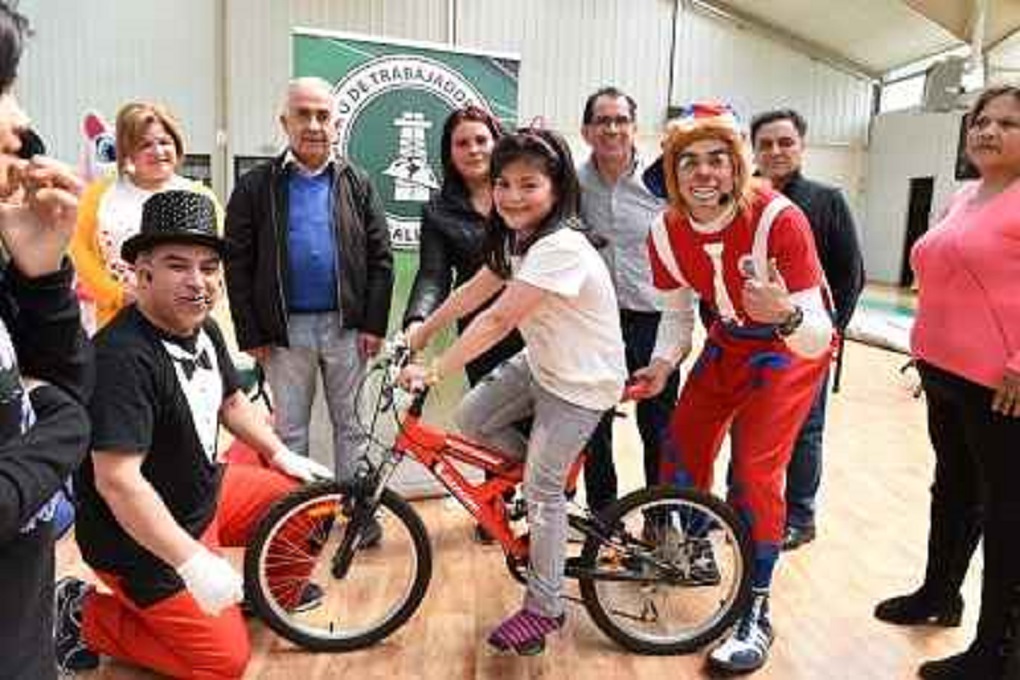 Sindicato de Trabajadores de Enap Magallanes: “Con gran alegría niños y niñas de nuestra región junto a familias de migrantes  celebraron navidad”