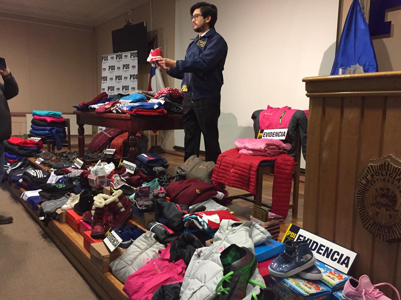 Más de 400 artículos falsificados fueron incautados en dos viviendas del sector sur de Punta Arenas