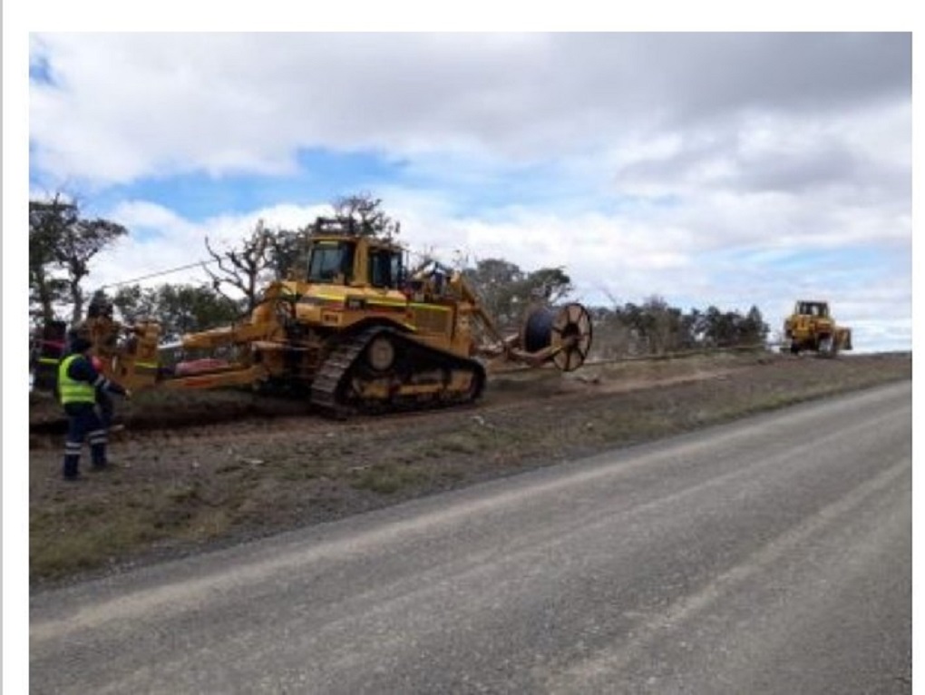 Tendido de fibra óptica terrestre se está efectuando en Pampa Guanaco, Tierra del Fuego