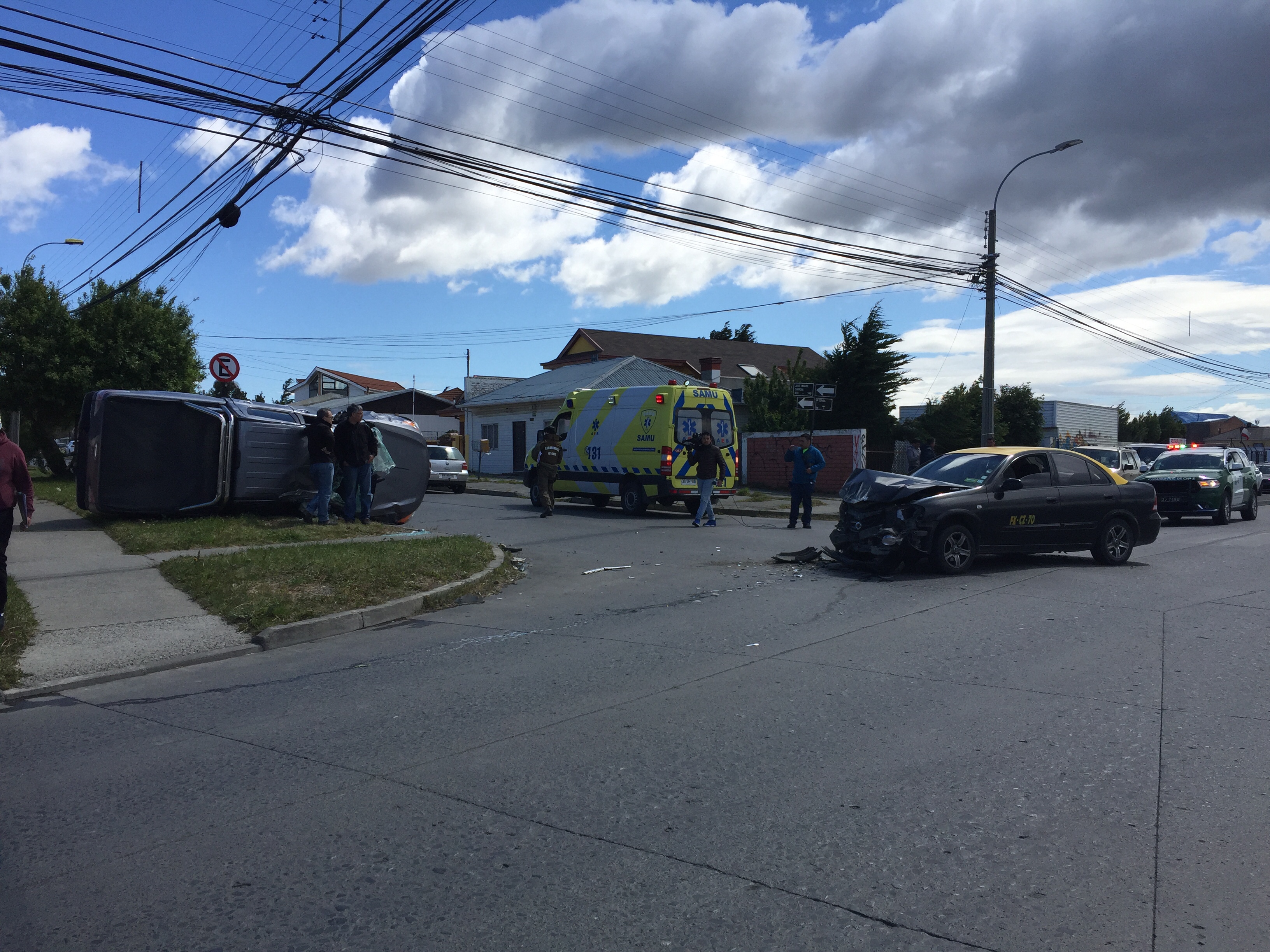 Colisión con volcamiento dejó un lesionado en sector céntrico de Punta Arenas