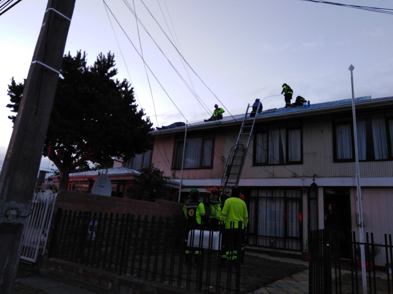 Trabajador que sufrió accidente en la techumbre de una vivienda en el barrio Sur de la ciudad, fue rescatado por Bomberos