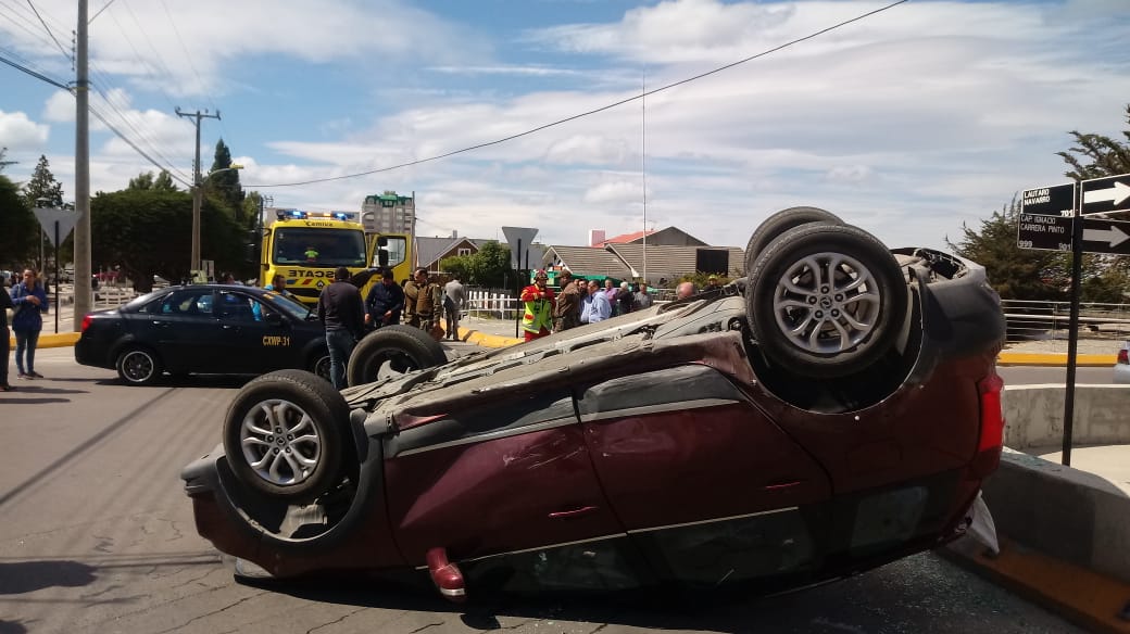 Colisión y volcamiento en pleno centro de la ciudad produjo dos personas lesionadas