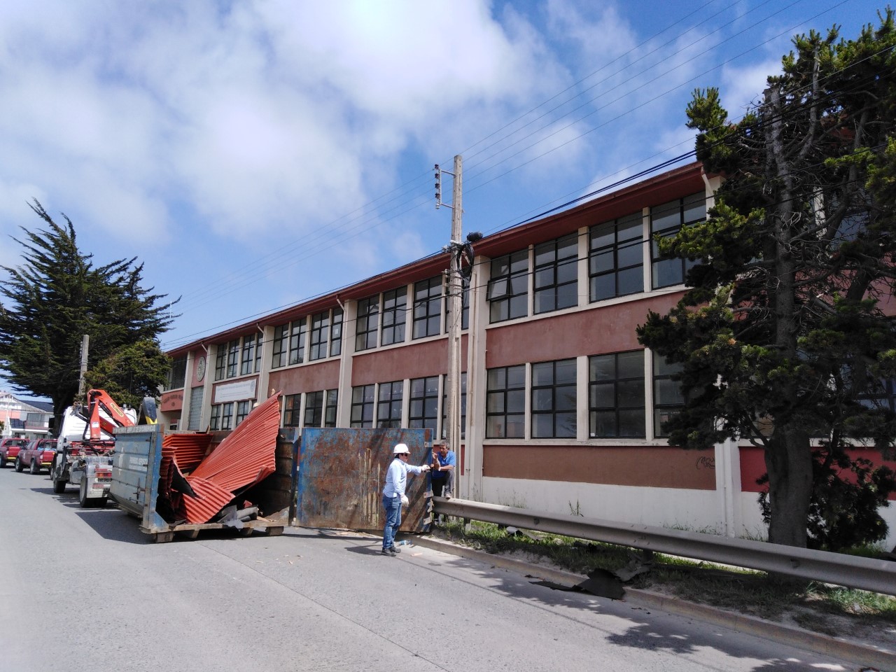 Techumbre del Liceo Industrial destruida parcialmente por fuertes vientos