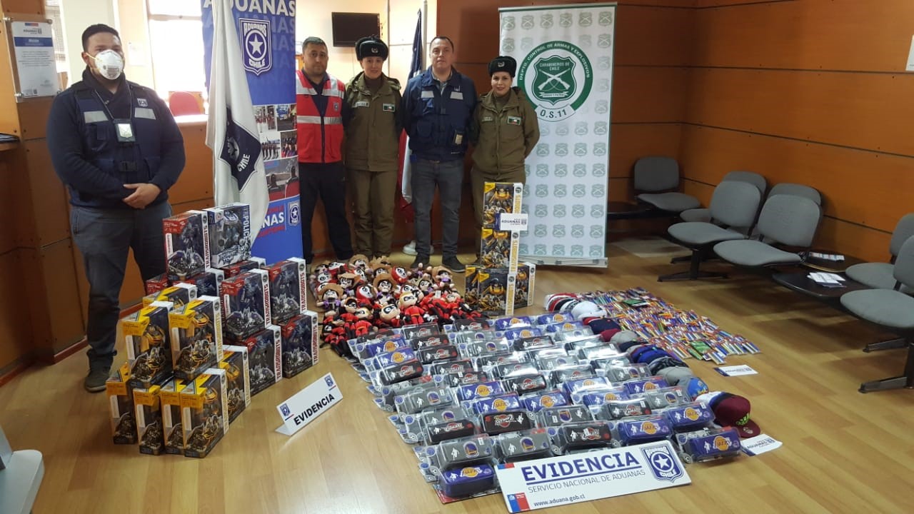Aduanas y Carabineros decomisan en Punta Arenas cientos de velas pirotécnicas, productos falsificados y luces navideñas sin certificación
