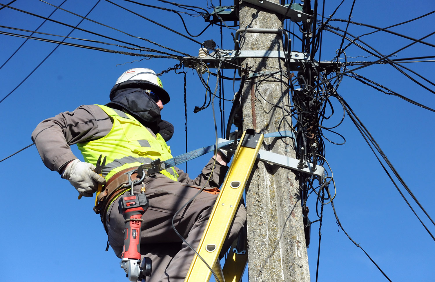 35 kilómetros de cable en desuso fueron retirados por TV Red de las calles de Punta Arenas