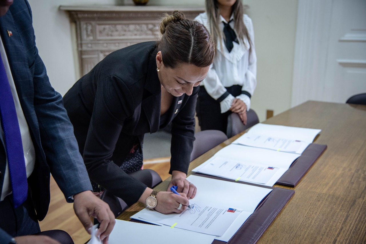 Intendenta María Teresa Castañón firmó convenio de colaboración con Dirección Nacional de Crédito Prendario