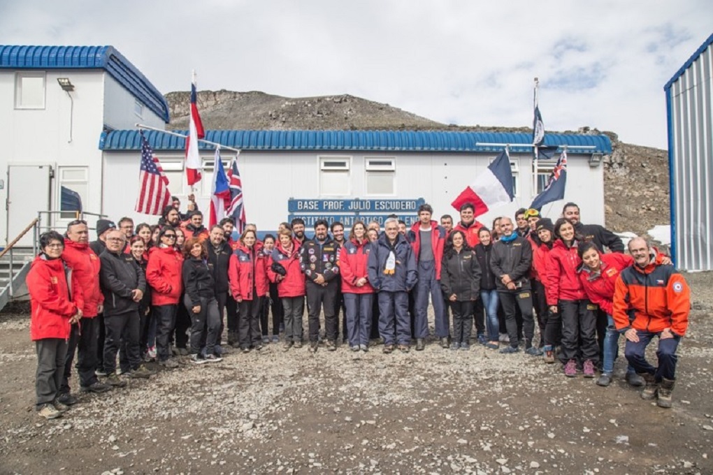 El Presidente de la República se reunió con comunidad científica en la base del INACH en la Antártica