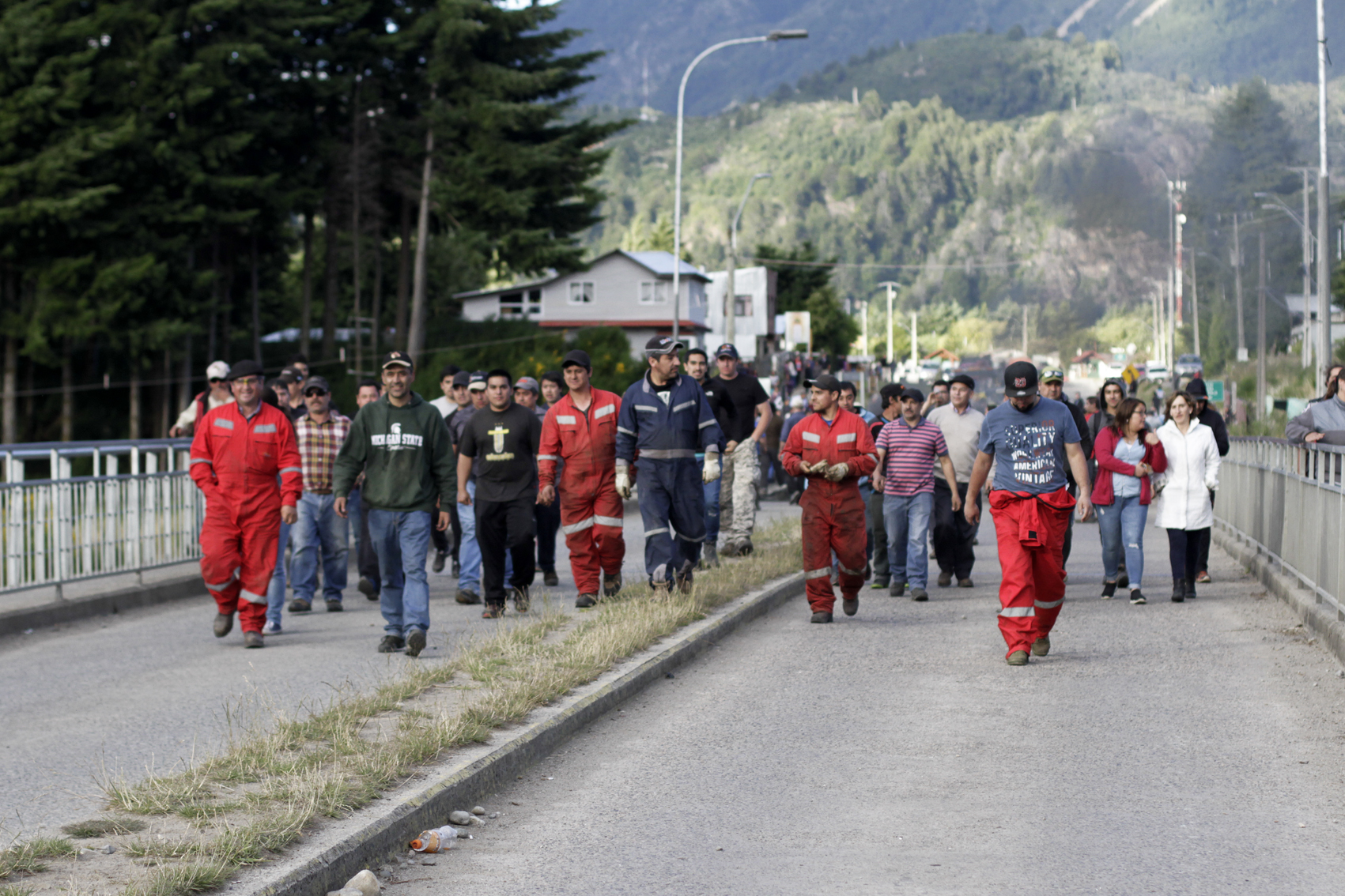 En Villa Mñihuales (Aysen) sindicato de trabajadores de la minera el Toqui, realiza corte de camino para dar presión y agilizar sueldos impagos