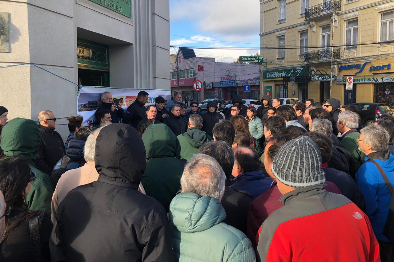 Funcionarios de Enap Magallanes iniciaron movilizaciones por masivos despidos en la empresa