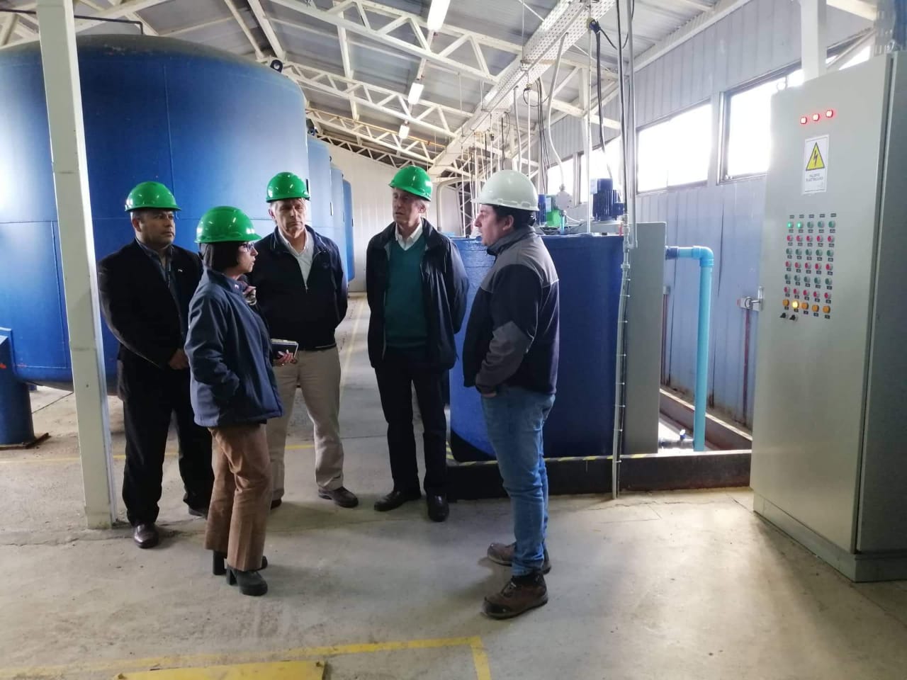 Aguas Magallanes recibió a autoridades regionales en su planta de producción de agua potable en Porvenir