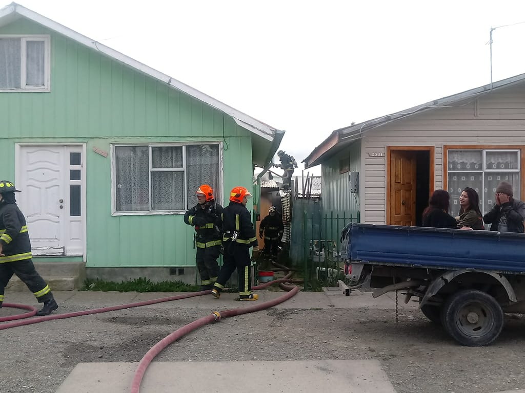 Incendio destruyó dos viviendas en el barrio Sur de Punta Arenas