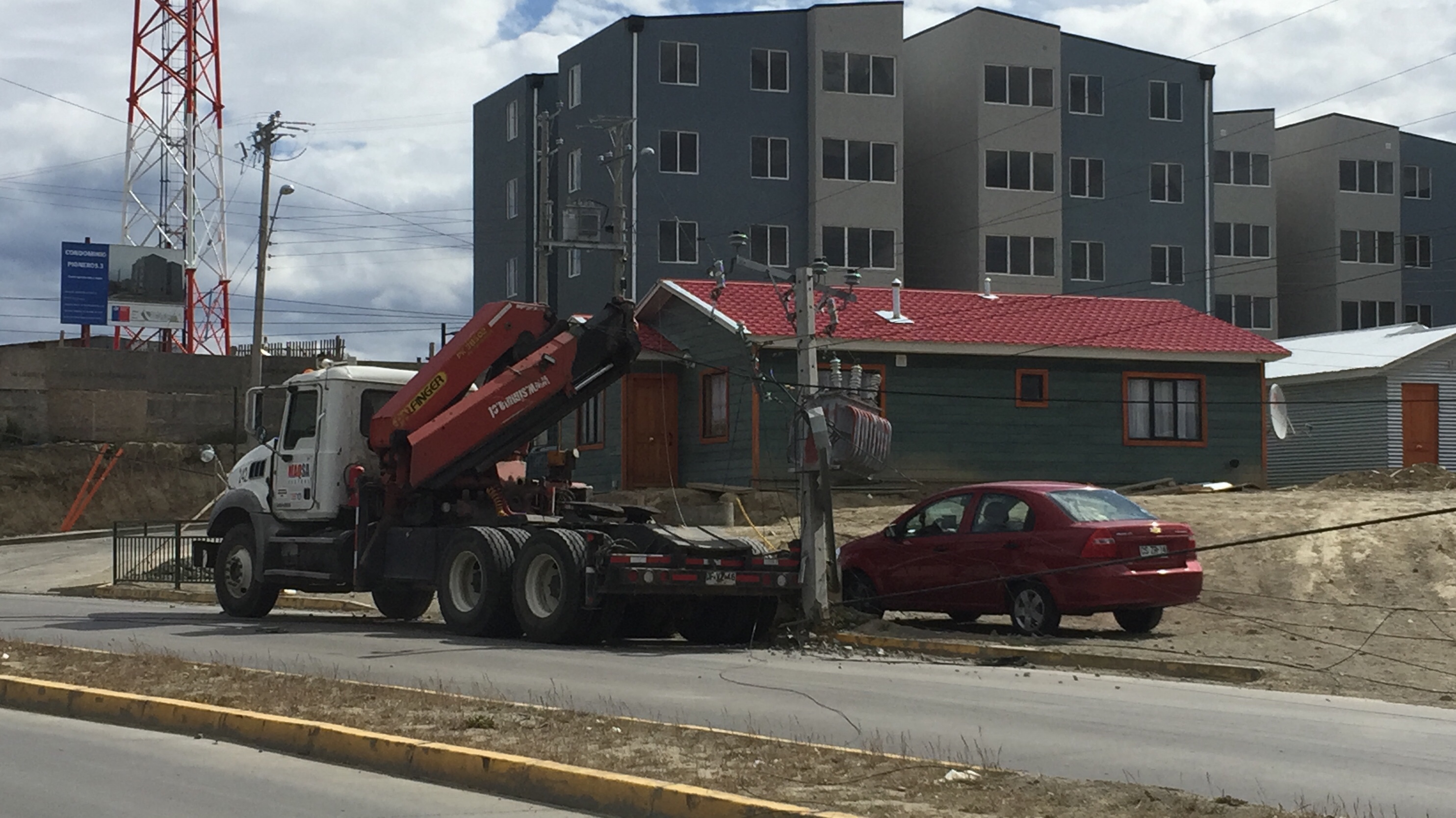 Empresa eléctrica de Magallanes trabaja en reposición de poste dañado en sector sur de Punta Arenas