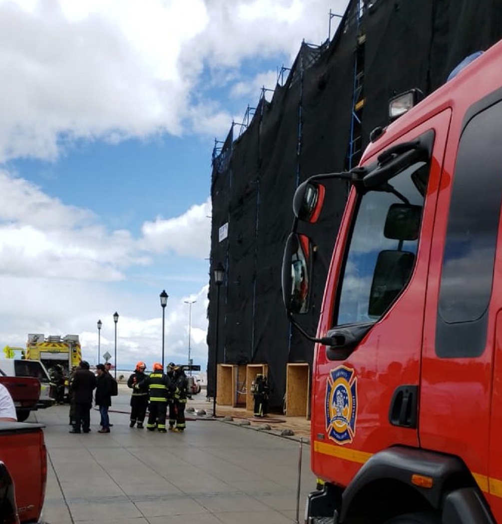 Bomberos trabaja en posible fuga de gas en edificio de calle Roca de Punta Arenas