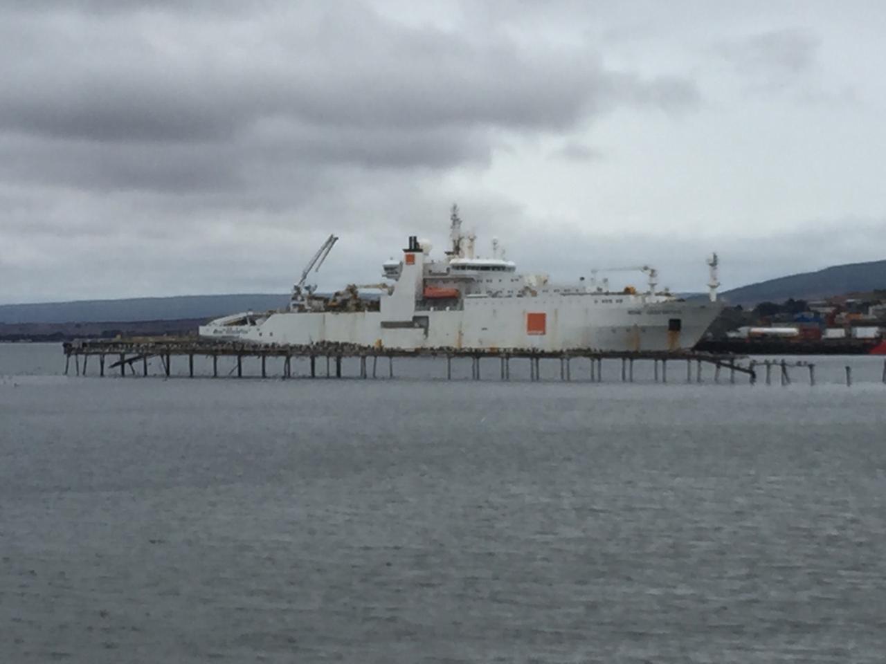 En Punta Arenas el buque «Descartes» que realiza el tendido submarino del cable de Fibra Optica Austral