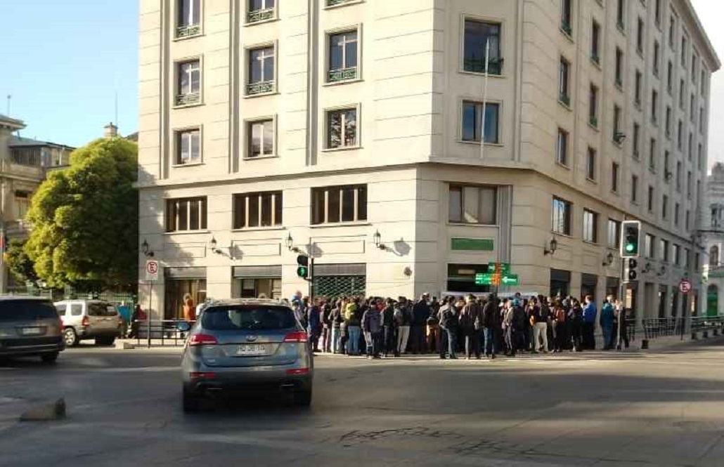 Trabajadores de ENAP Magallanes protestan contra despidos en Punta Arenas