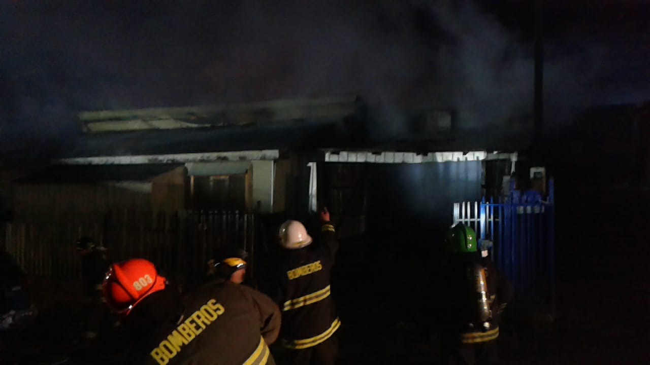 Familia que perdió su vivienda en incendio del 31 de diciembre en Población Silva Henríquez pide ayuda a la comunidad