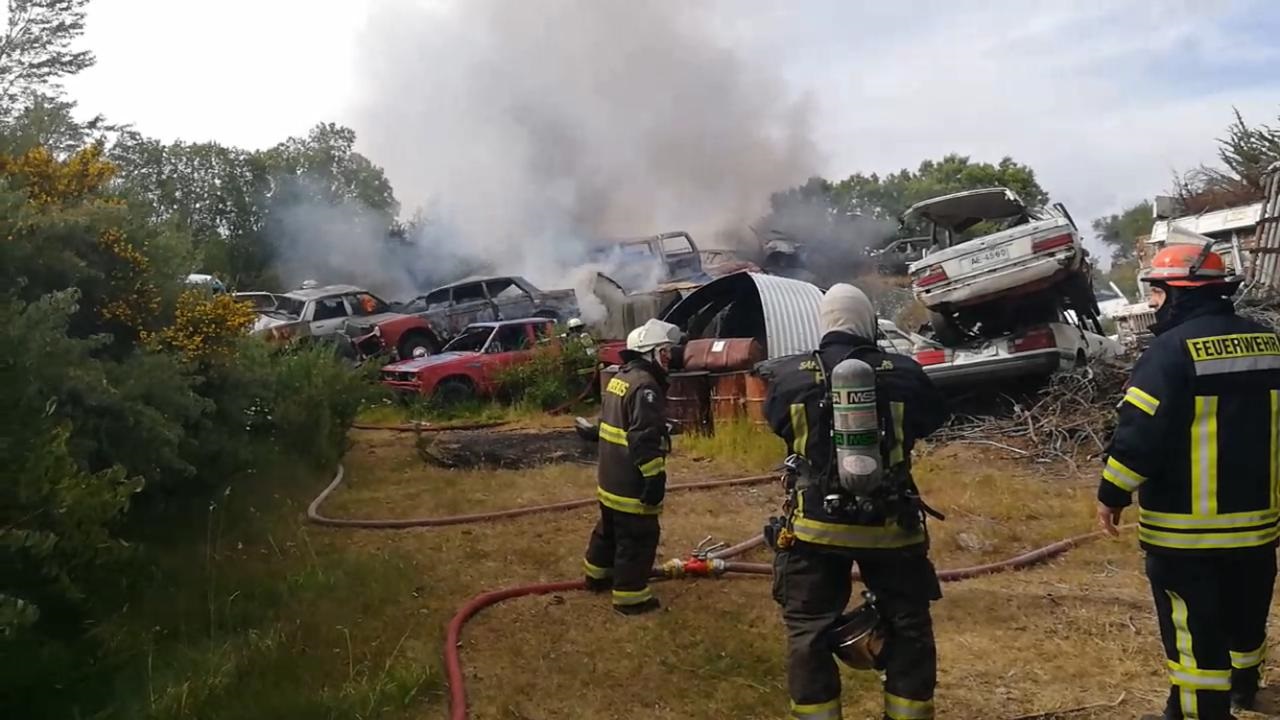 Desconocidos incendiaron numerosos vehículos en desuso al interior de una parcela en el Barrio Hortícola de Punta Arenas